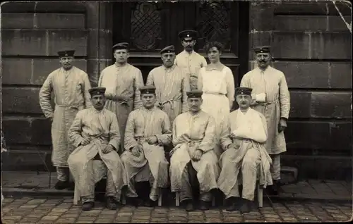 Foto Ak Nürnberg in Mittelfranken Bayern, Soldaten mit Krankenschwester vor dem Lazarett