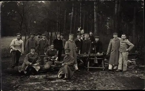 Foto Ak Deutsche Soldaten in Uniformen sägen Holz