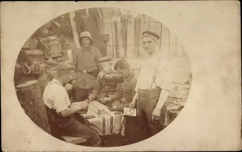 Foto Ak Deutsche Soldaten in Uniformen spielen Karten, I WK