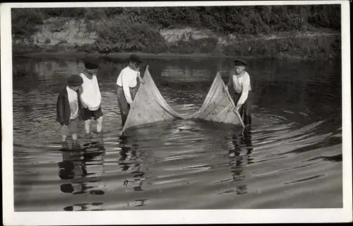 Ak Jungen beim Fischfang im Wasser, Fangnetz