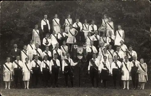 Foto Ak Menschengruppe, junge Männer und Frauen mit Standarte