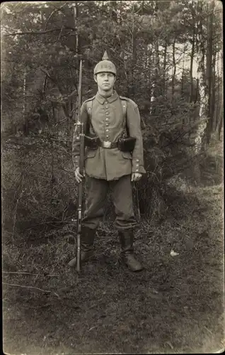 Foto Ak Deutscher Soldat in Uniform, Regiment 144, Portrait