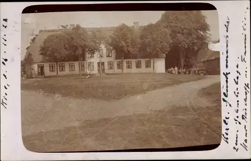 Foto Ak Kiel in Schleswig Holstein, Platz mit Blick auf ein Haus