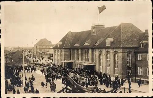 Foto Ak Flensburg in Schleswig Holstein, Bahnhof, Menschengruppe