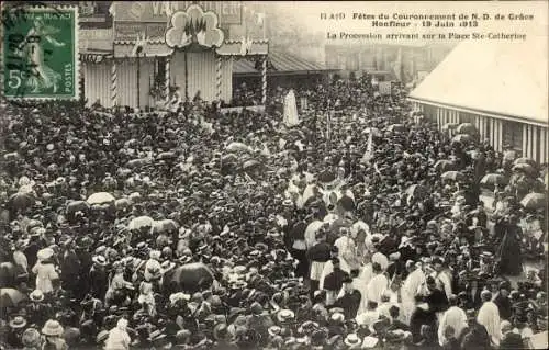 Ak Honfleur Calvados, Fêtes du Couronnement de N D de Grâce, 19.06.1913, Procession sur la Place