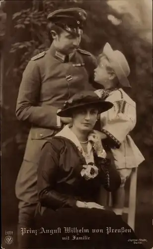 Ak Prinz August Wilhelm von Preußen mit Familie, Alexandra Viktoria