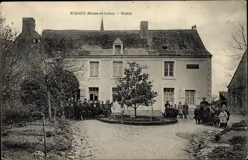 Ak Sceaux d’Anjou Maine et Loire, La Mairie, vue générale, portrait de groupe des ecoliers