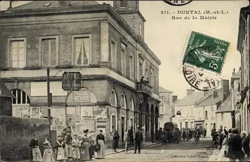 Ak Durtal Maine et Loire, Rue de la Mairie, plaque Chocolat Menier