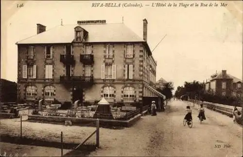 Ak Riva Bella Calvados, Hôtel de la Plage et la Rue de la Mer, cyclistes