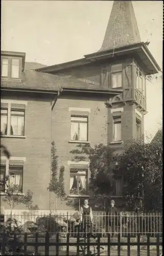 Foto Ak Winterthur Kt Zürich Schweiz, Frau und ihr Sohn vor einem Haus