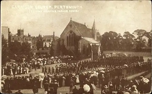 Ak Portsmouth Hampshire England, Garrison Church, Sunday Morning Parade Scene