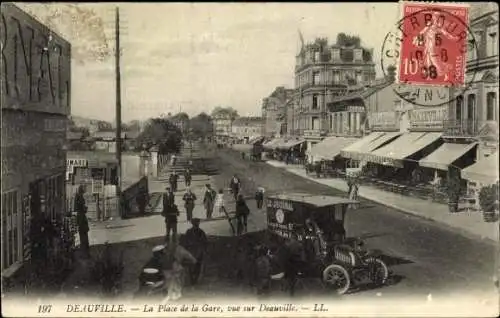 Ak Deauville Calvados, La Place de la Gare, vue sur le village, voiture, La Grande Maxeville