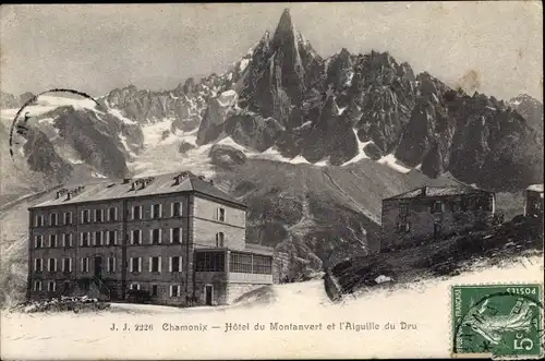 Ak Chamonix Mont Blanc Haute Savoie, Hôtel du Montanvert et l'Aiguelle du Dru