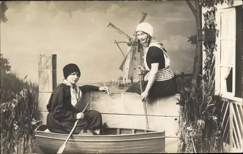 Foto Ak Junge und Mädchen in niederländischen Trachten, Ruderboot