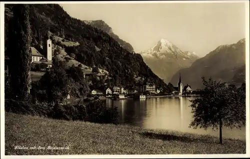 Ak Flüelen Kanton Uri Schweiz, Blick auf den Ort mit dem Bristenstock