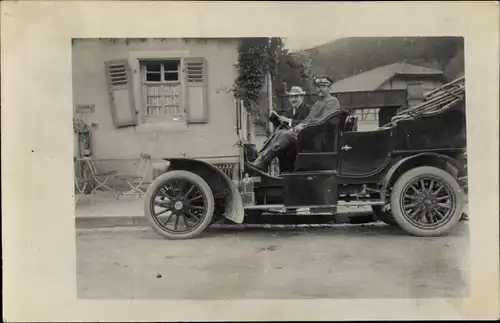 Foto Ak Zwei Männer sitzen in einem Auto