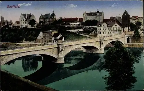 Ak Saalfeld an der Saale Thüringen, Stadt mit Brücke