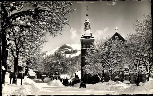 Ak Le Grand Bornand Haute Savoie, Dorfeingang im Winter, Kirchturm