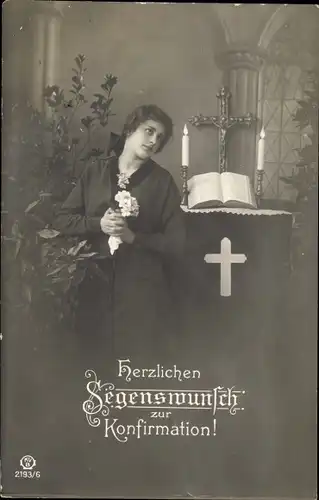 Ak Glückwunsch Konfirmation, Kreuz, Bibel, Kerze, Frau in der Kirche