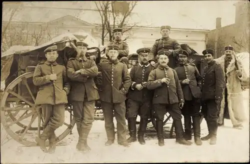 Foto Ak Deutsche Soldaten in Uniformen vor einem Bauwagen, Winter