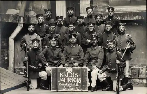 Foto Ak Deutsche Soldaten in Uniformen, Inf. Batl. III 8. Korp., Kriegsjahr 1915