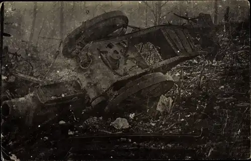 Foto Ak Kriegsschauplatz I. WK, zerstörter Panzer, Geschütz