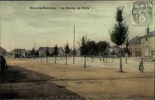 Ak Doué la Fontaine Maine et Loire, Le Champ de Foire