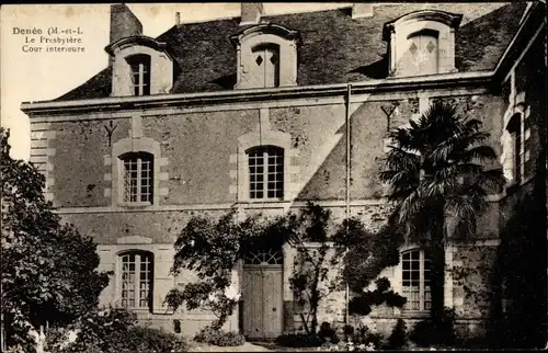 Ak Denée Maine et Loire, Le Presbytere, Cour Interieur