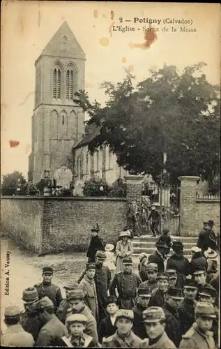 Ak Potigny Calvados, L'Eglise, Sortie de la Messe