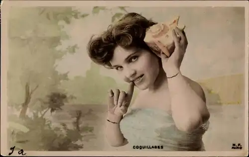 Ak Portrait einer jungen Frau mit Muschel