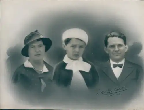 Foto Combalie, Henri, Toulouse, Portraitfotografie, Frau, Kind, Mann, Hut, Barett, Anzug, Fliege