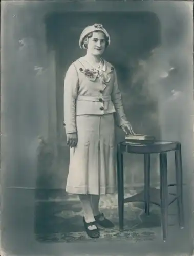 Foto Combalie, Henri, Toulouse, Portraitfotografie, Frau, Hut, Standportrait, Bücher