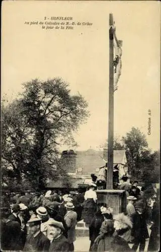 Ak Honfleur Calvados, Au pied du Calvaire de Notre Dame de Grace le jour de la Fete