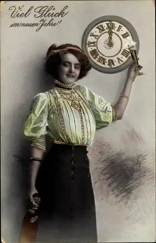 Ak Glückwunsch Neujahr, Frau mit Sektglas, Uhr