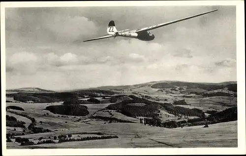 Ak Gersfeld in der Rhön Hessen, Wasserkuppe, Segelflugzeug über dem Fuldatal