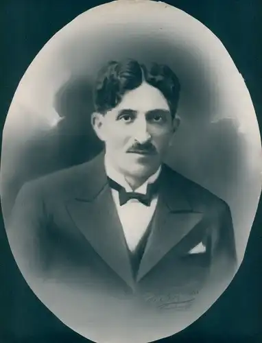 Foto Combalie, Henri, Toulouse, Portraitfotografie, Mann, Anzug, Fliege