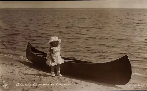 Ak Prinzessin Alexandrine von Preußen am Ostseestrand, Kajak