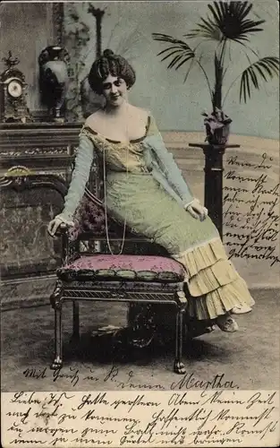 Ak Portrait einer Frau auf einer Stuhllehne sitzend