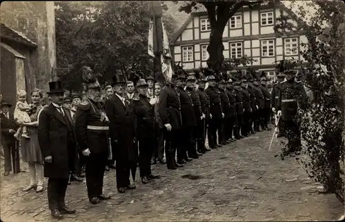 Foto Ak Schützenfest?, Männer in Uniformen, Fachwerkhaus