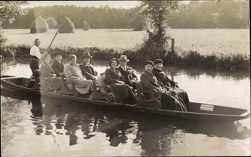 Foto Ak Spreewald, Fahrgäste in einem Spreewaldkahn