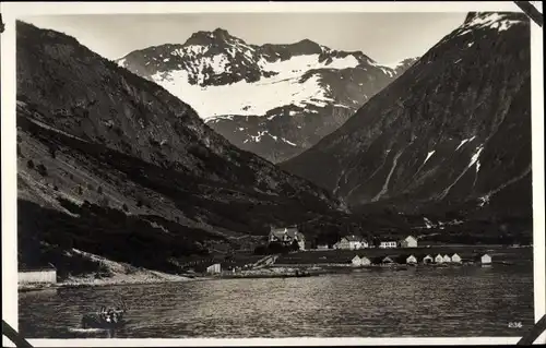 Ak Oie Norwegen, Blick auf den Ort, Im Hintergrund Berge