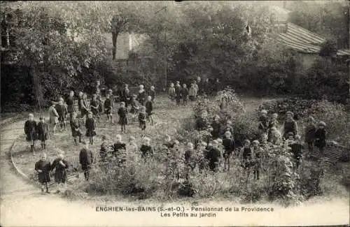 Ak Enghien les Bains Val d’Oise, Pensionnat de la Providence, les Petits au jardin