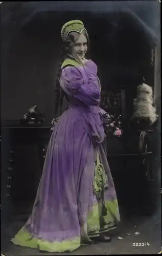 Ak Standportrait einer Frau in historischem Kleid, Spinnrad