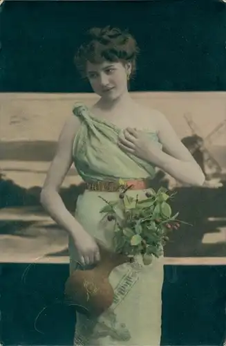 Ak Standportrait einer Frau mit schulterfreiem Kleid