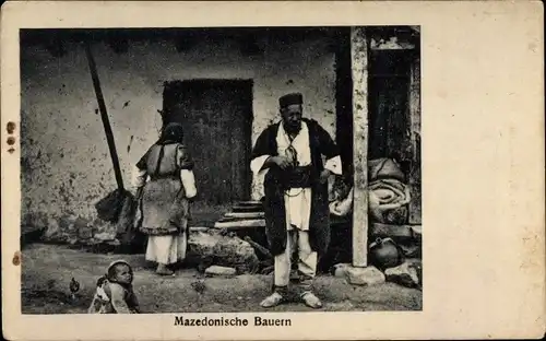 Ak Mazedonische Bauern vor dem Haus