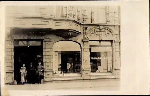 Foto Ak Hamburg ?, Breitenburger Straße, Familie vor einer Kohlenhandlung, Schaufenster