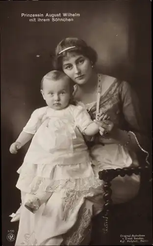 Ak Alexandra Viktoria von Schleswig Holstein Sonderburg Glücksburg mit Sohn, Ehefrau August Wilhelm