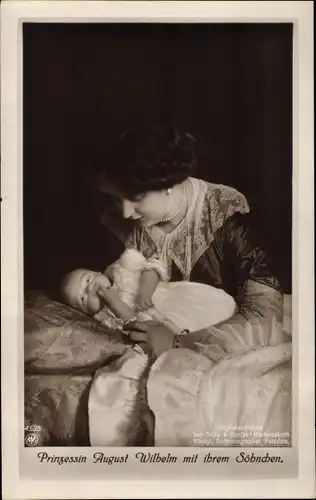 Ak Alexandra Viktoria von Schleswig Holstein Sonderburg Glücksburg mit Sohn, Ehefrau August Wilhelm