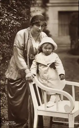 Ak Alexandra Viktoria von Schleswig-Holstein-Sonderburg-Glücksburg mit Sohn