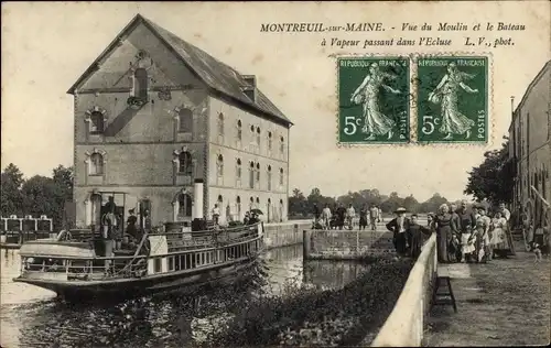 Ak Montreuil sur Maine Maine-et-Loire, Vue du Moulin et le Bateau a Vapeur passant dans l'Ecluse